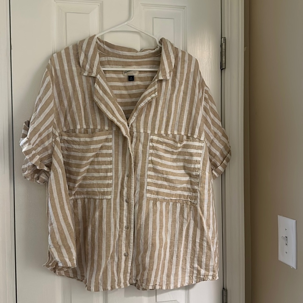 Universal thread, 3X button up cream and white short sleeve top